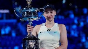 详解棒球规则中的“观众干预判定”当球迷直接在界内区域触球